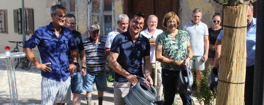 Mit einem Baum als Sinnbild wurde die Baumaßnahme feierlich abgeschlossen.
