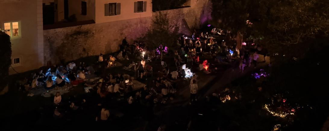 In Wemding darf sich das Picknick im Stadtgraben über ein Zusatzkonzert freuen.
