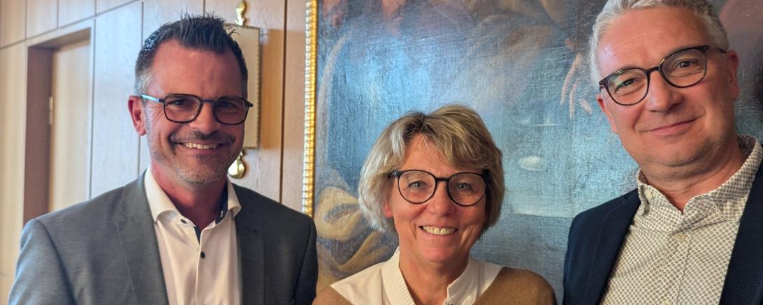 Auf dem Bild zu sehen (von links): Oberbürgermeister Jürgen Sorré, Dr. Stefanie Musaeus und Nachfolger Tobias Merkle. 
