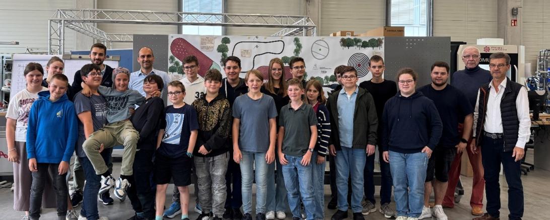 Gruppenbild der Teilnehmenden der Robolympics 2025