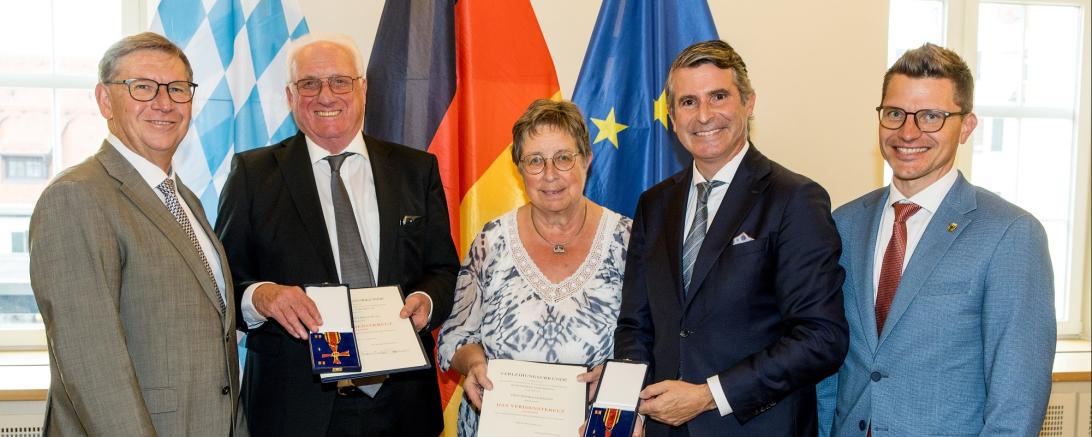 Bei der Auszeichnung in Kempten v.l.n.r.: Landrat Stefan Rößle, die geehrten Helmut Beyschlag und Monika Stöcklein, Staatsminister Eric Beißwenger und Oberbürgermeister David Wittner.