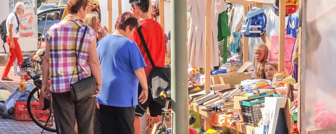 Das Bild zeigt einen Verkaufsstand.