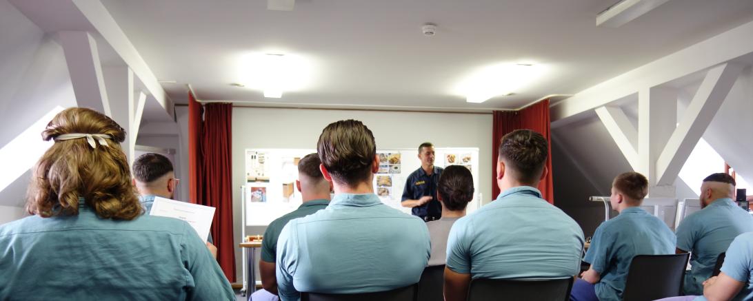 In der Justizvollzugsanstalt Niederschönenfeld fand eine Freisprechungsfeier für Gefangene statt, die ihre Berufsausbildung abgeschlossen haben. 