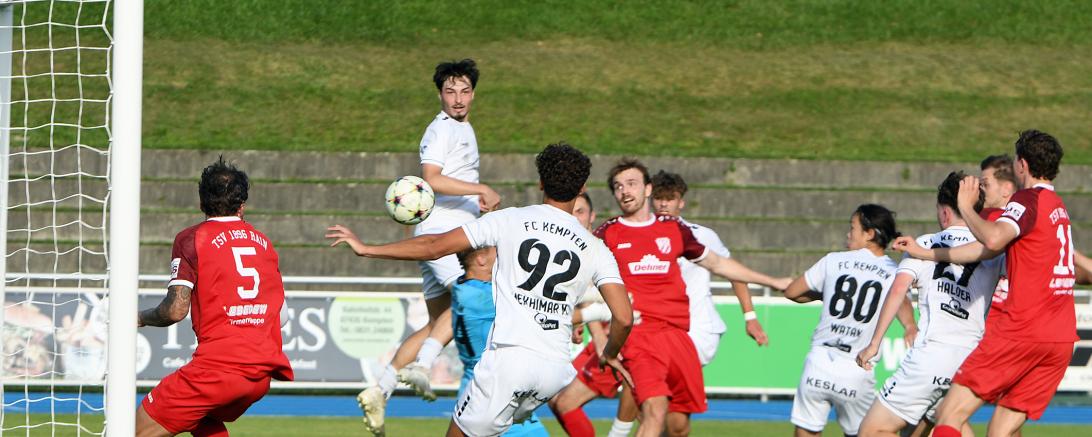 Dennis Lechner (Mitte) erzielt per Kopf den Ausgleich 