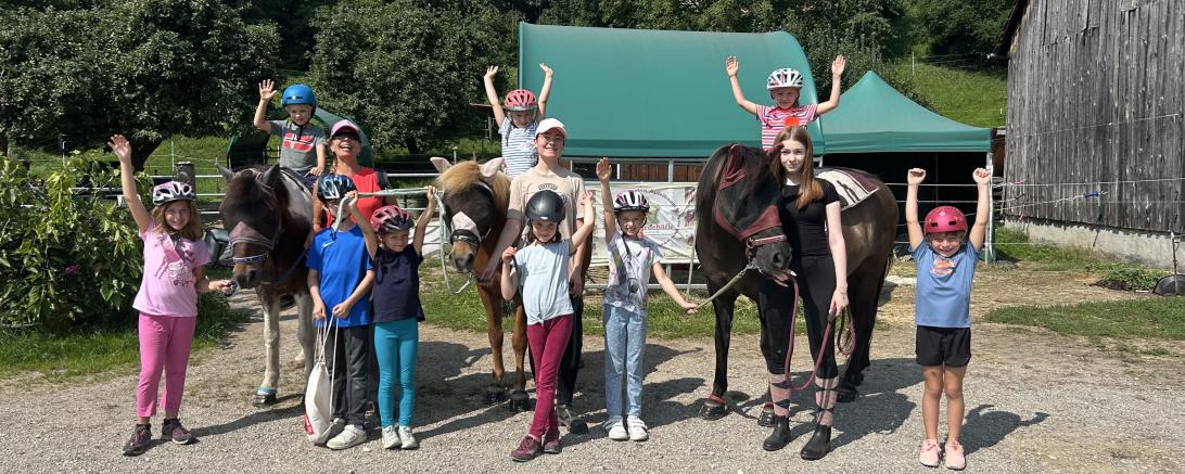Die Kinder beim Ferienprogramm auf dem Islandpferdehöfle in Druisheim. 