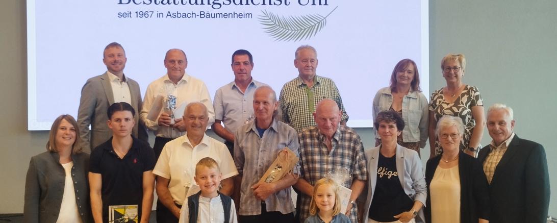 Auf dem Bild zu sehen (Hintere Reihe v.l.n.r.): Mathias Uhl, Lothar Schichl, Christian Scheller, Georg Seel, Zofia Wilmann, Bernadette Reicherzer. (Vordere Reihe v.l.n.r.): Bianca Uhl, Paul Wiedemann (Azubi), Andreas Haupt, Gerhard Apfelbaum, Erich Müller, Marliese Müller, Dorothea und Albert Uhl.