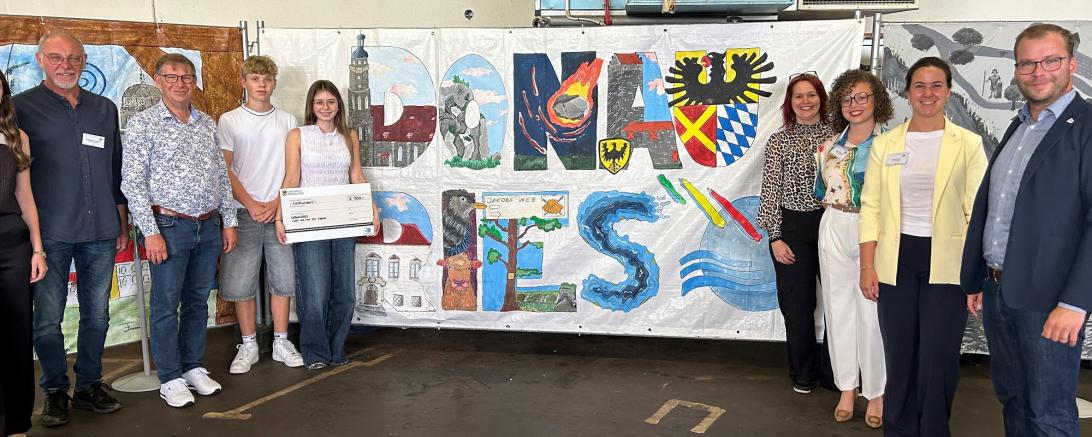 Auf dem Bild zu sehen (von links): Wolfgang Mussgnug, Landrat Stefan Rößle, Evelin & Arthur Fischer, die den Wettbewerb gewonnen haben und aus der Stabsstelle Kreisentwicklung und Nachhaltigkeit des Landkreises Sonja Schimmel, Laura Brummer, Louisa Hahn und Klemens Heininger.