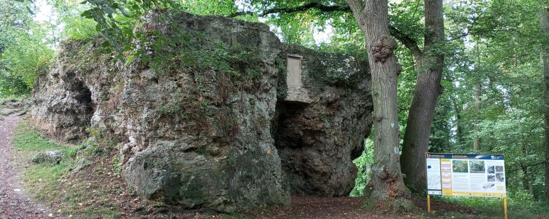 Der Hexenfelsen ist im Riessee entstanden.