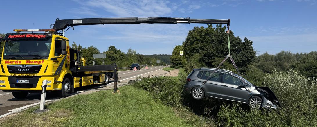 Für die Bergung des Fahrzeugs, das schwer zugänglich im dichten Bewuchs lag, musste zunächst die Freiwillige Feuerwehr mit Motorsägen das Gelände freischneiden. Anschließend wurde der Pkw mithilfe eines Abschleppwagens mit Kran geborgen.