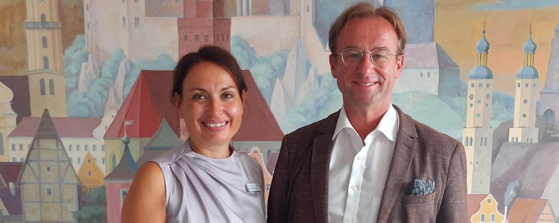 Unser Foto zeigt MdL Wolfgang Fackler mit AOK-Direktorin Michaela Kluger.