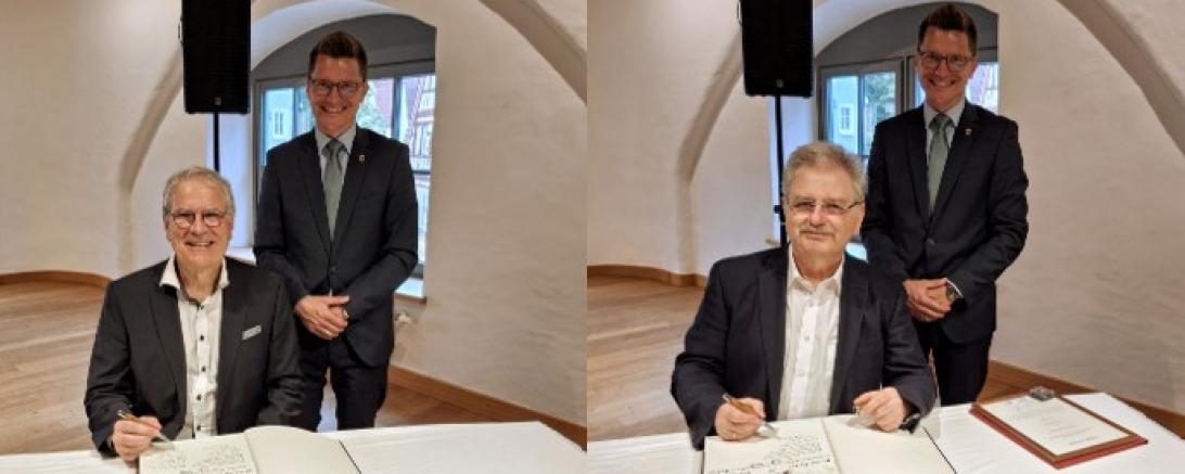 Klaus Ortler (linkes Bild) und Udo Knauer trugen sich im Beisein von Oberbürgermeister David Wittner in das Goldene Buch der Stadt Nördlingen ein. 