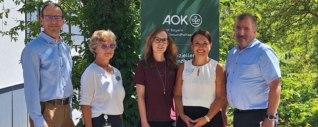 AOK-Beiratsmitglied Georg Eger, Gesamtpersonalratsvorsitzende Sonja Kuban, Leiterin der Verwaltung Sanda Frey, Vorstandsvorsitzender Jürgen Busse und AOK-Direktorin Michaela Kluger (von links)