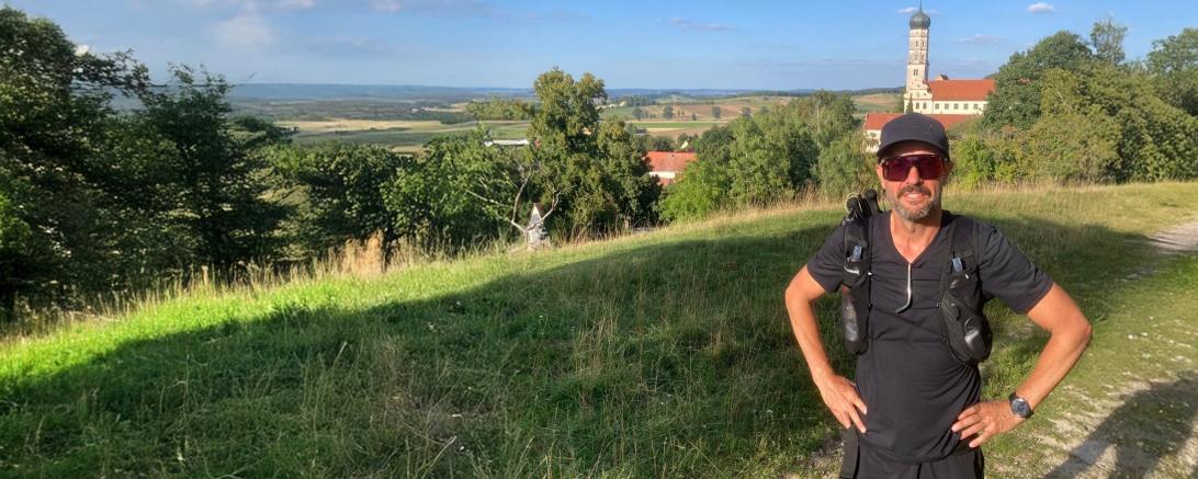 Martin Wagner, im Hintergrund das ehemalige KLoster in Mönchsdeggingen. 