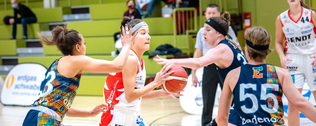 Das Foto stammt aus der Corona-Saison 2020, als Mona Berlitz (Mitte, mit Ball) noch im Angels-Trikot spielte. Im Vordergrund, mit der Nummer 55, Pauline Mayer, die erst vor wenigen Wochen aus Freiburg zu den Eigner Angels gewechselt hat.