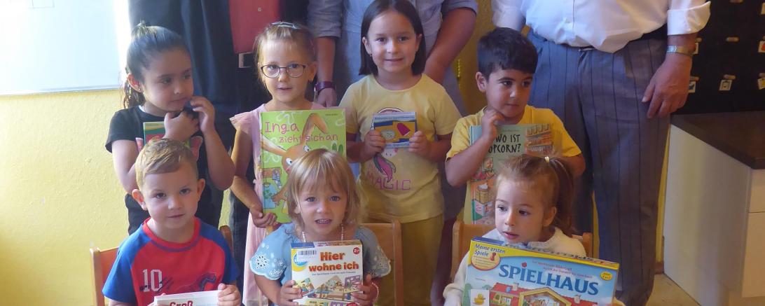 Das Bild zeigt (von links) Josef Lechner (Kirchenpfleger St. Josef), Corinna Raml (Kitaleitung St. Josef), Paul W. Ritter (Vorsitzender des Stiftungsbeirats Margarete-Jaumann-Stftung) und vorne im Bild die Kindergartenkinder der KiTa St. Josef.