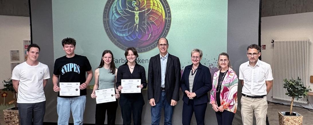 Mitwirkende des BGJ-Projekts und Preisträger (von links): Marcel Reimers (Projektleiter), Benedikt Zimmermann (3.Preis), Marina Kränzle (2.Preis), Seraphina Söhner (1.Preis), Erwin Gufler (Innungsobermeister), Stefanie Saam (VR-Banken), Anja Behnke (Schulleiterin), Christian Böck (Projektleiter).