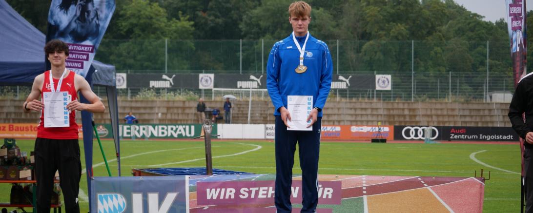 Siegerehrung nach dem Weitsprungwettbewerb. Jonathan Federle vom TSV Rain sicherte sich den ersten Platz.