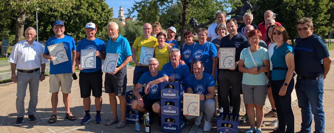 Siegerfoto Stadtradeln Monheim 2025 mit Bürgermeister Günther Pfefferer, den drei Sieger-Teams sowie den drei besten Einzel-Radlern. 