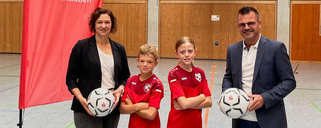 Auf dem Bild zu sehen: Kathrin Schön, Marktbereichsleiterin der Sparkasse Nordschwaben und Jürgen Sorré, Oberbürgermeister der Stadt Donauwörth, gemein mit zwei Teilnehmer*innen. 