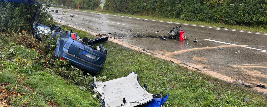 Am 25. September ereignete sich ein schwerer Verkehrsunfall auf der B2 auf Höhe Monheim. Eine Pkw-Fahrerin ist bei dem Unfall verstorben. 