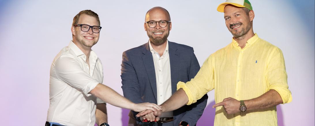 Matthias Stark, Geschäftsführer der Donau-Ries-Medien GmbH, Digitalminister Fabian Mehring und Gregor Wiebe, Geschäftsführer der Huckleberryking GmbH.