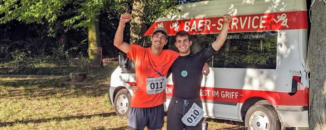 Sportliche Höchstleistungen wie einen 100-Kilometer-Lauf im vergangenen Jahr haben sie bereits für ihr Schulbauprojekt erbracht – nun soll es auch beim Spendenziel auf die Zielgerade gehen (von links: Julian Eichberger und Manuel Hillenmeyer).