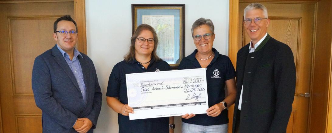 Bei Übergabe der Spende v.l.n.r.: Branko Schäpers (Geschäftsführer Caritas Verband Donau-Ries), Anita Schauer und Conny Nater von der Tafel Asbach-Bäumenheim, Bürgermeister Veit Meggle