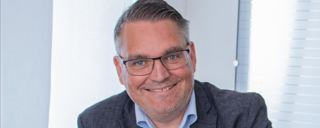 Nach über 30 Jahren greift Peter Naumann seinen alten Berufswunsch wieder auf und wird Bankberater.