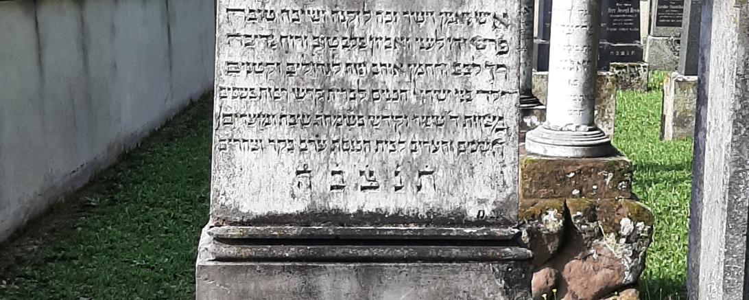 Grabstein des aus Ederheim stammenden Eisenhändlers und Mohels Ephraim Oettinger  (1792–1883).