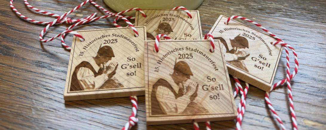 Festkrüge und Holzplaketten zum 15. Historischen Stadtmauerfest können in der Nördlinger Tourist-Information erworben werden. 