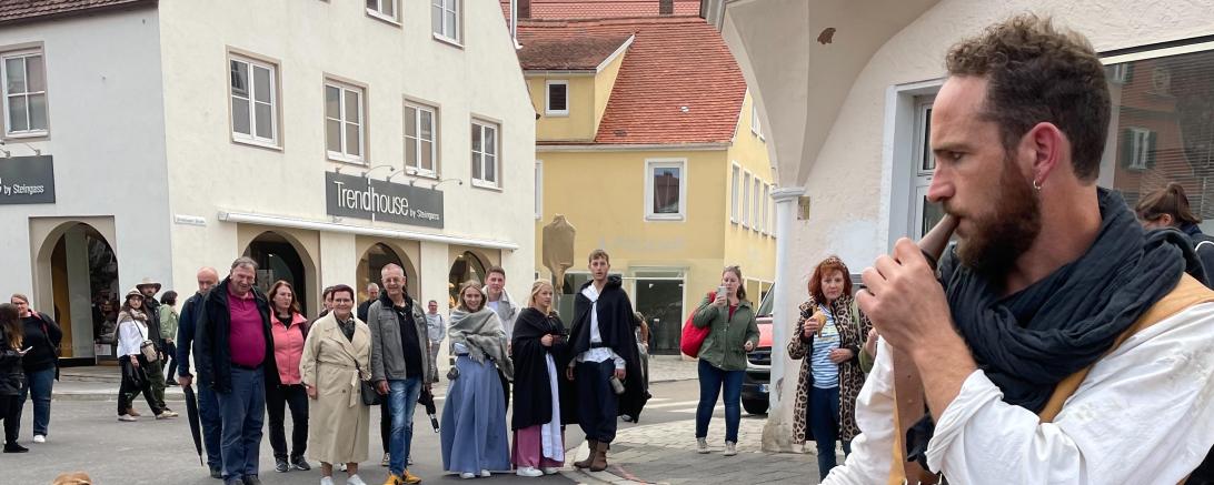 Der Künstler Pépiloué mit seiner Gänseschar beim Stadtmauerfest 2022. Auch 2025 treten die Gänse wieder auf.