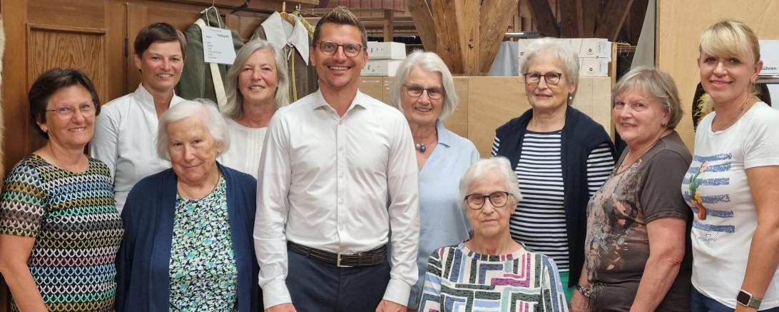 Die engagierten Nähdamen des Kostümfundus der Stadt Nördlingen mit Oberbürgermeister David Wittner.