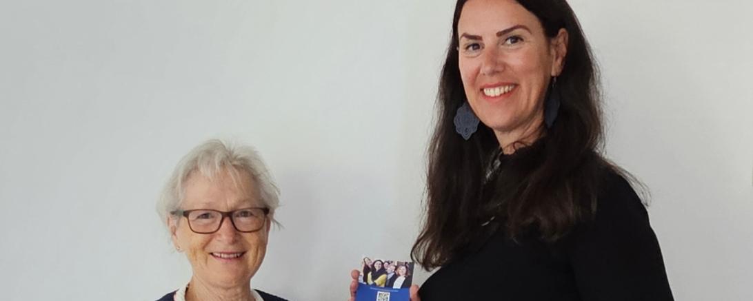 Gizela Jochim und Elisabeth Kotter bei der Spendenübergabe im Landratsamt Donau-Ries. 