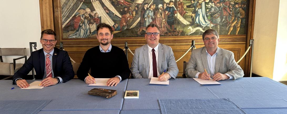 Von links: Oberbürgermeister David Wittner, Geschäftsführer Matthias Thienel (Destilla GmbH), Bürgermeister Dallas Tout sowie General Manager Peter Thompson.