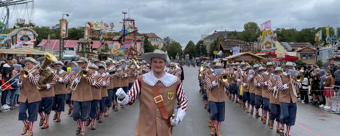 Die Knabenkapelle Nördlingen und ihr Trommlerkorps führen am Wiesnsonntag, 21. September 2025, den Trachten- und Schützenzug zum Münchner Oktoberfest an. Das Bild zeigt ihren feierlichen Einzug auf das Festgelände beim Umzug im Jahr 2022.