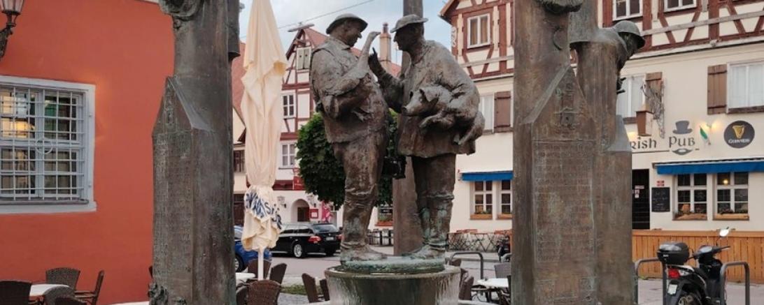 Der Marktbrunnen vor der Alten Schranne in Nördlingen bildet das Zentrum der Gesprächsrunde „Ein Brunnen, Erinnerungen, ein Gedicht“.