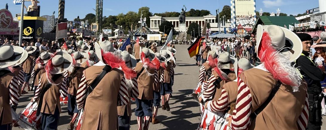Die Nördlinger Knabenkapelle und das Trommlerkorps führten den Oktoberfest-Umzug auf das Festgelände.