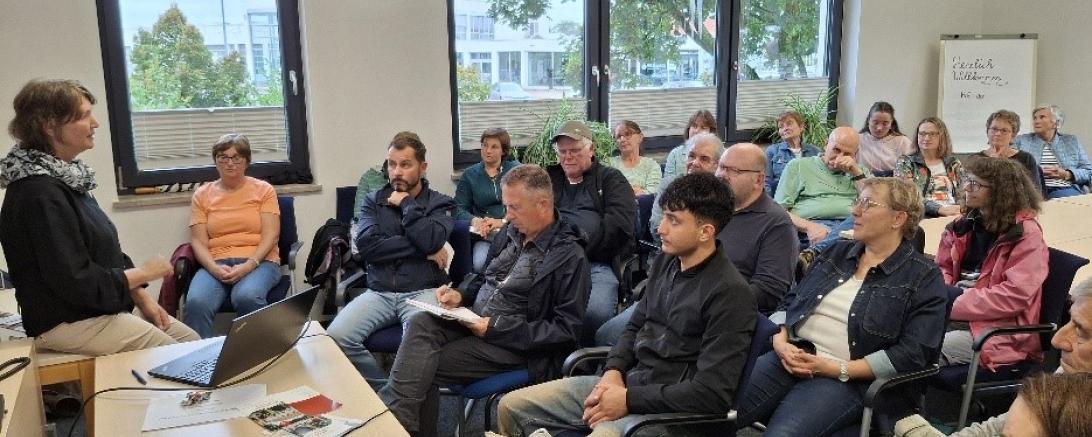 Großes Interesse am Vortrag von Helga Eger-Geiger im Haus der Kirche: 37 Teilnehmende erhielten wertvolle  Tipps zum geduldigen Umgang mit Menschen mit Demenz.