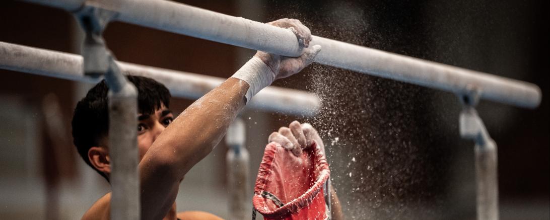 Oakley Banks bei seiner Vorbereitung am Barren.