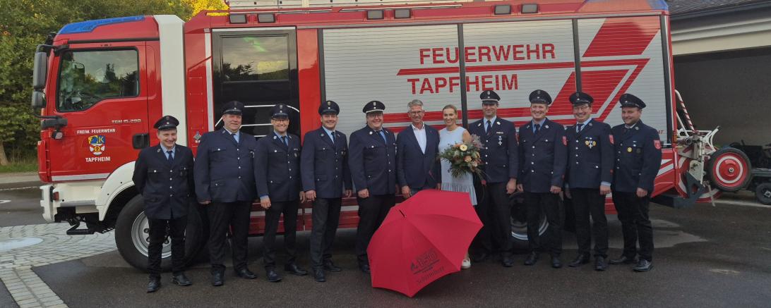 Die Freiwillige Feuerwehr Tapfheim mit ihrem neuen Schirmherren Rudy Kimmerle (M.).