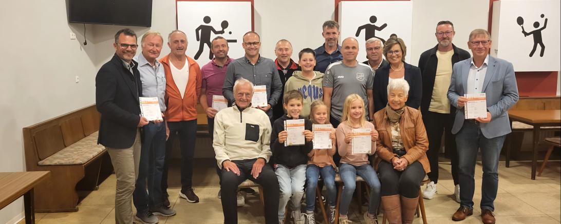 Sitzend v.li.: Herbert Neubauer, David, Emilia und Alisa sowie Beate Schuster, dazu links stehend OB und Mondspritzer-Vorstand Jürgen Sorre mit Werner Freißler sowie rechts Landrat Stefan Rößle und Artur Mayerföls. In der letzten Reihe BLSV-Kreisreferent Jochen Weber und Mondspritzer-Vorstandsmitglied Helmut Neureiter. 