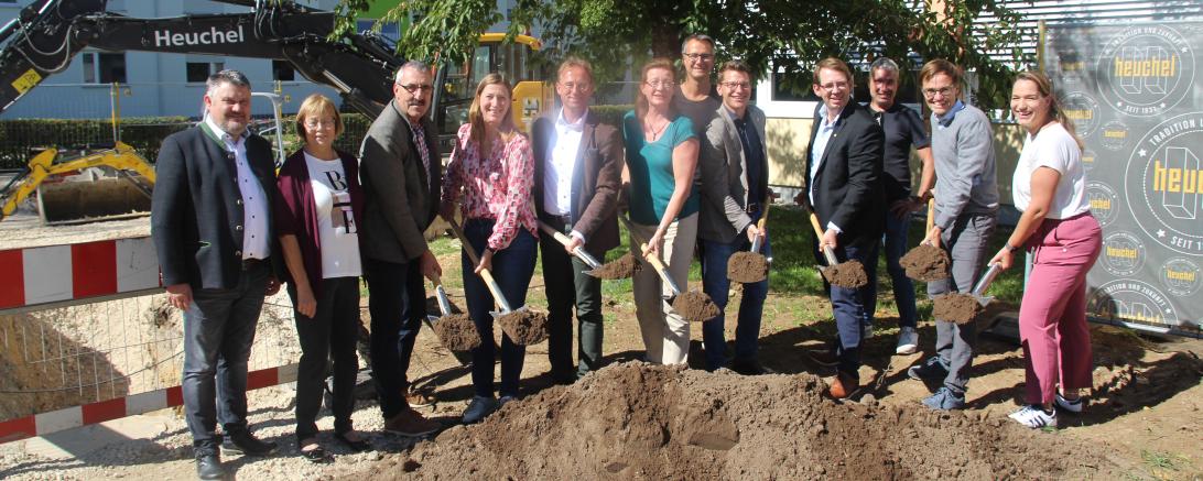 An der Grundschule wird ein Neubau für eine Offene Ganztagesschule errichtet.