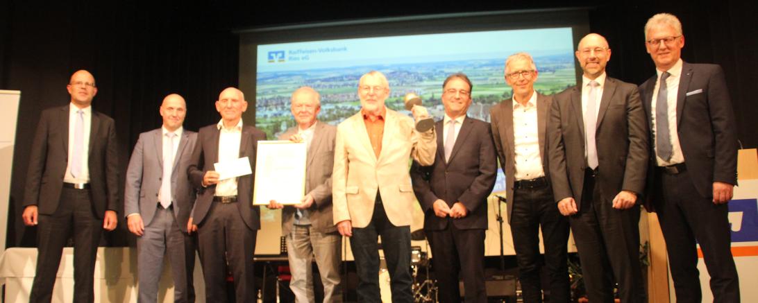 Vereinsvorsitzender Dr. Dr. Lothar Gollmer (M.) nimmt den Preis stellvertretend für den Förderverein in Empfang.