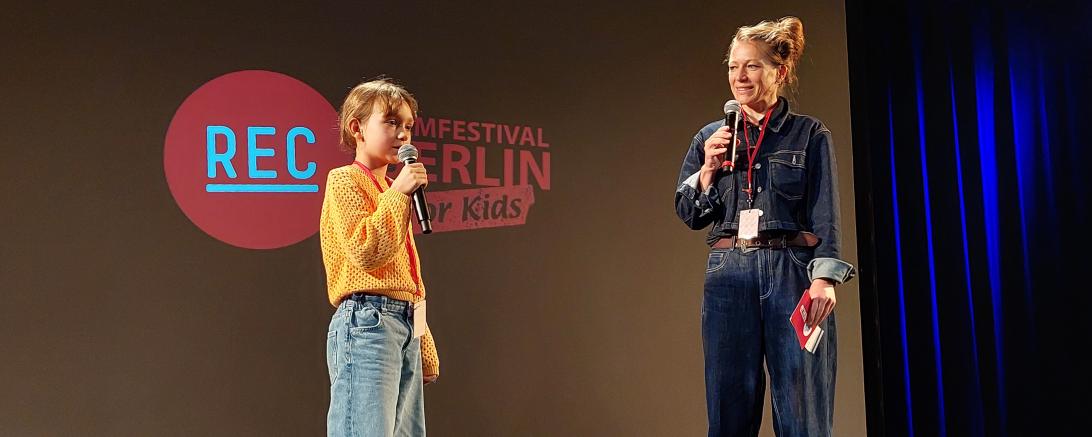 Leni Stöcklein und Moderatorin Rebecca Rudolph.