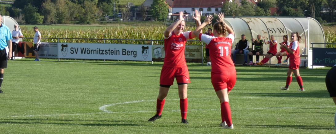Julia Bruckmeier und Sarah Hörmann jubeln über einen Treffer.