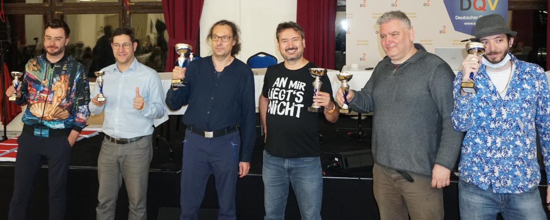 Bei der Deutsche Quizmeisterschaft 2021 im Doppel konnte Christoph Paninka (3.v.r.) mit Doppelpartner Martin Ehrl  auch drei aus der ARD-Quizshow Gefragt - Gejagt bekannte „Jäger“ schlagen.