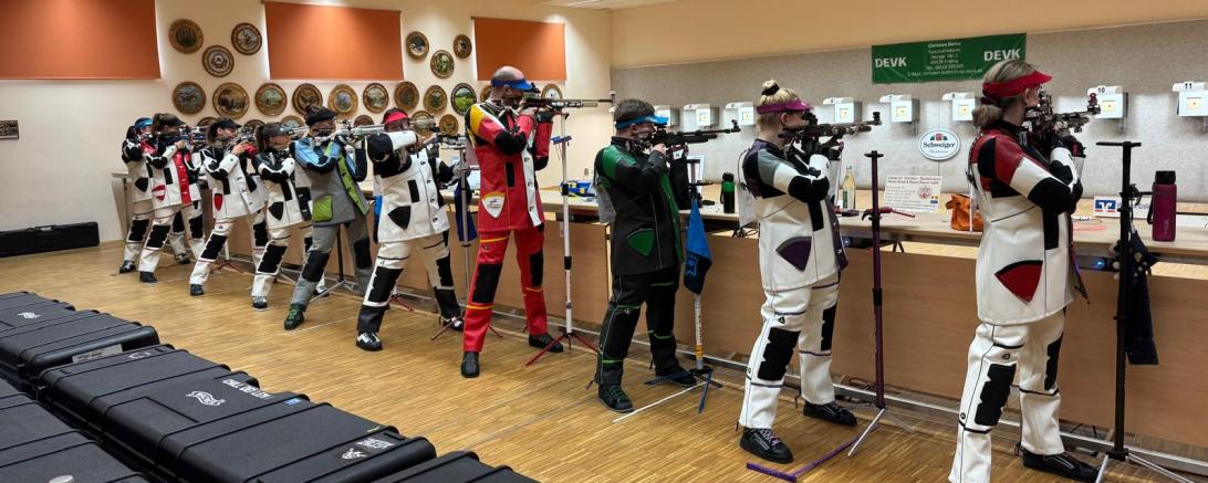 Bei den Wettkämpfen stehen immer mehrere schützen gleichzeitig am Schießstand.
