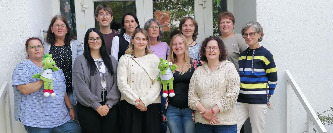 Das ErzieherInnen-Team des Kath. Kindergartens Christi Himmelfahrt wurde von AOK-Gesundheitsfachkraft Cornelia Zink über Inhalte und Methoden des AOK-Kita-Programms JolinchenKids informiert.