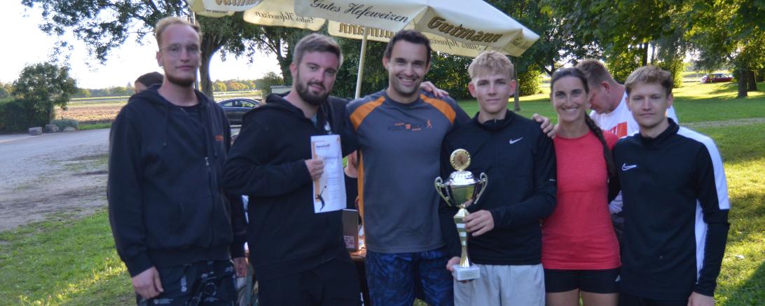 Auf dem Bild zu sehen (von links): 2. Vorstand, Fabian Zinsmeister, mit dem Siegerteam „Schere“.