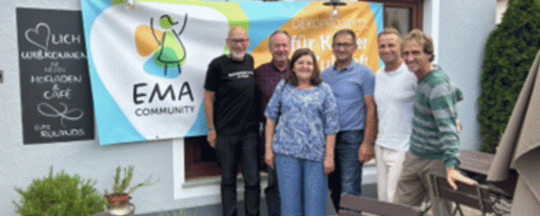 Vor dem Biohof-Café mit Gästen aus Bosnien.